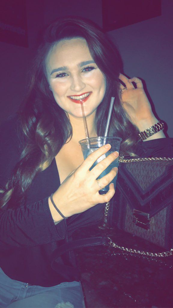 Champane__brown's tweet photo. My sister when we go out vs. https://t.co/I7137pExlG