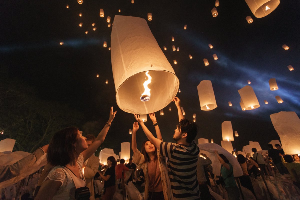 CMLanternFest's tweet photo. The highlight is that numerous sky lanterns, adorned with lights, are released and ‘float’ up into the sky. Sky lanterns are called khom loi in Thai language, which means floating lanterns. https://t.co/gfnZ46lLsB