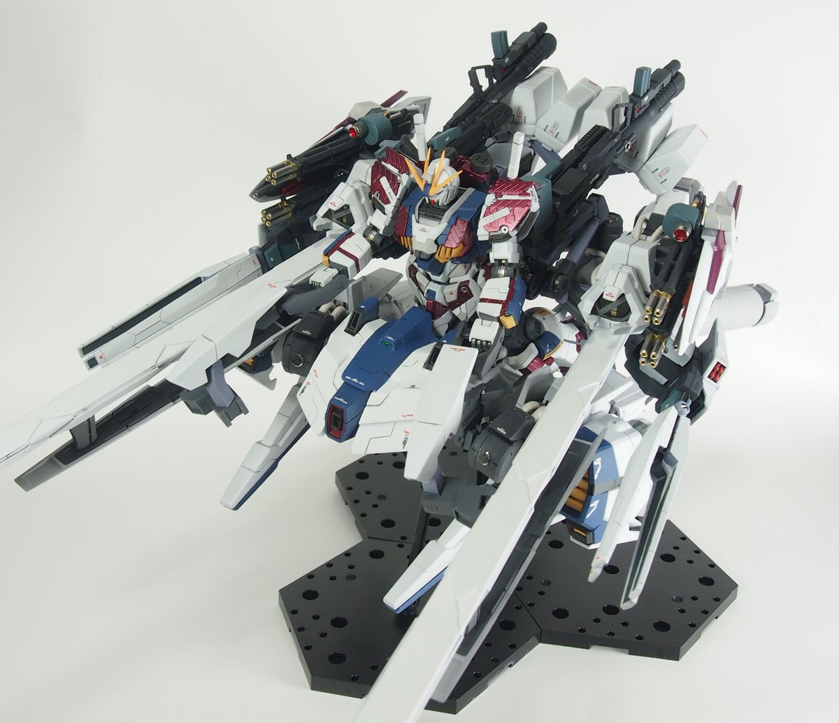 エボっち 制作依頼を受けていたナラティブabc全部乗せ改め ナラティブガンダム 最終決戦仕様 が完成しました 今回abc 全部乗せでのオーダーでしたのでc装備はカラーリングを変更とシールドにビームガトリングを取り付けた以外は そのままでab装備を