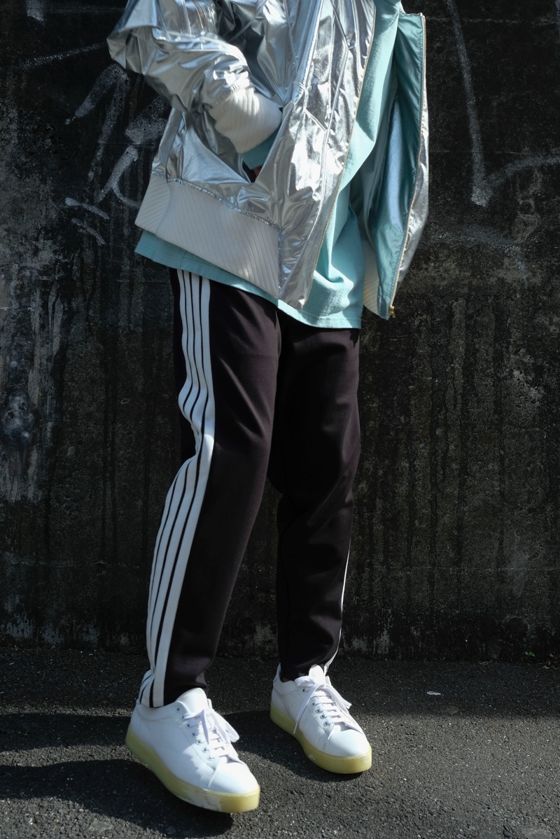 rford_fashion's tweet photo. BALMUNG シルバーボンバーブルゾン
https://t.co/w4HZIAolHA
抜群の光沢感の生地を採用したボンバーブルゾン。腕のポケットがポイント。

LOOSE SLEEVE L/S TEE / RICE NINE TEN
4x3 ponti ankle pants / DECEMBERMAY

#RICENINETEN #BALMUNG #バルムング #DECEMBERMAY #rford #selectshop #渋谷 #神泉 https://t.co/adZQqavjws