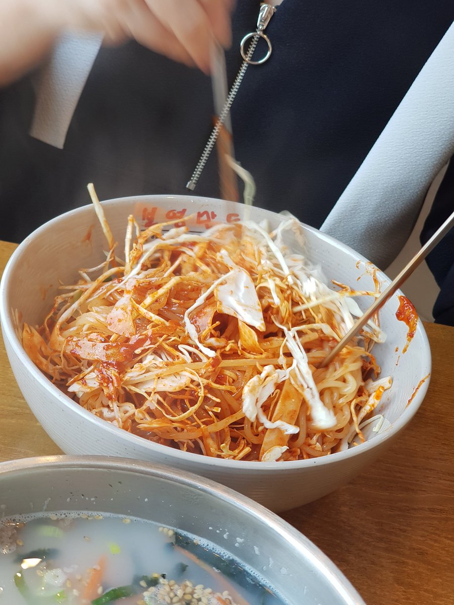보영만두. 수원 장안문쪽에 본점이 있고 그 옆엔 쨕퉁 보용만두도 있으며-.- 이곳은 용인 강남대 직영점으로 걍 체인매장도 있지만 여기가 직영이라 좀더 괜찮은데 일단 군만두와 조르면은 기본으로 깔아야 하며 오늘은 고기만둣국을 추가했는데