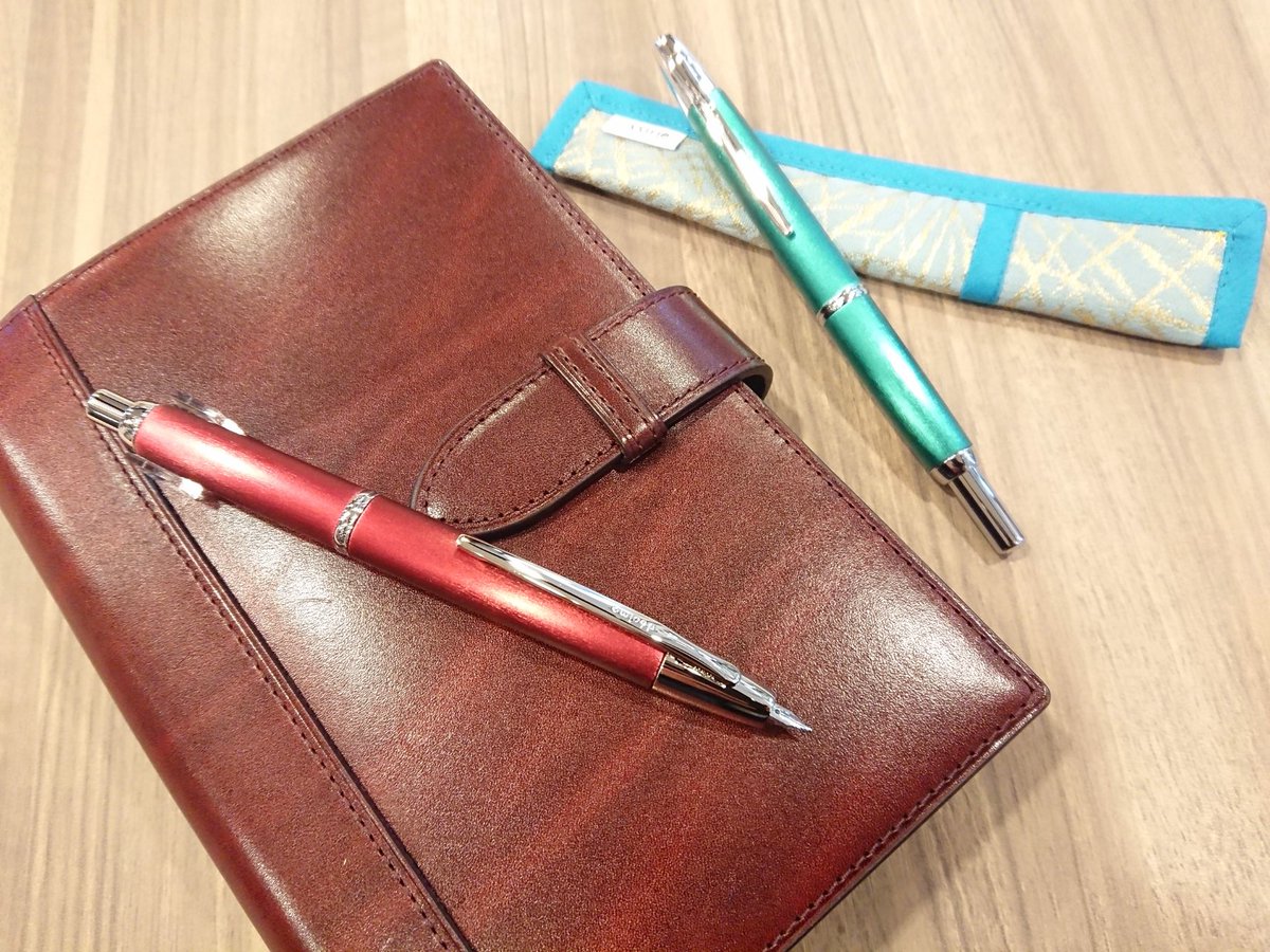 nagasawa_umeda's tweet photo. パイロット キャップレスデシモの限定カラー全20色が4回に分けて発売されておりますが、いよいよ第2弾が登場いたします。
今回はこちらの5色!
字幅はFとMの2種類でお値段は¥20,000+税です。
発売日は2月25日!
お楽しみに!
#ナガサワ文具センター
#キャップレスデシモ
#20カラーズ
#caplessdecimo https://t.co/w4myNAOzts