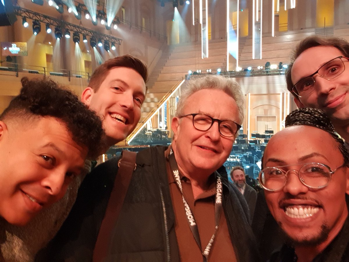 Q_Ellipsos's tweet photo. 🎷🎼🎶 Quelques minutes avant le grand direct, le Quatuor Ellipsos entoure l'intrépide Michel Field ! #Victoires2020 @VictClassique @MichelField #MichelField @francemusique @mvoinchet @franckriester @MairiedeMetz @CiteMusicale @Francetele @France3tv @F3Aquitaine #Saxophone https://t.co/lA1zZ1iv0f