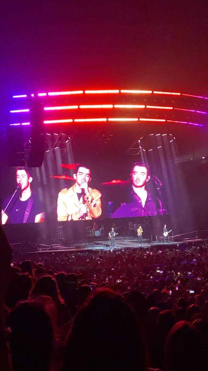 moonIightside's tweet photo. thank u so much for this amazing show!! i love you❤️❤️ @jonasbrothers https://t.co/JHXRungoA2