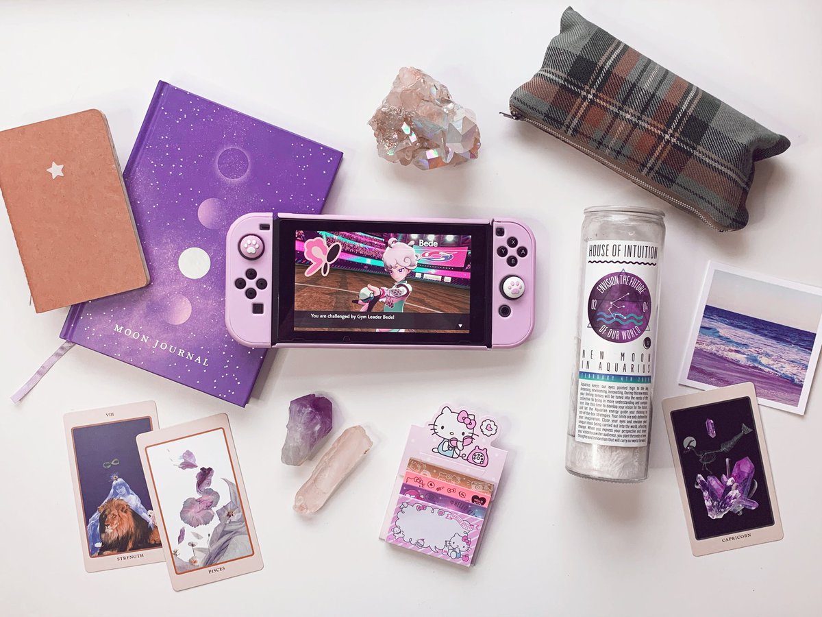 koonellu's tweet photo. Let’s go Sunday 🌑 ♓️ How are you doing? Is there anything you did this week that you’re proud of? 💟
#flatlay #NintendoSwitch #nintendoswitchcase #moonjournal #tarot #crystals #sanrio #kawaii https://t.co/a1FtD5Zblq