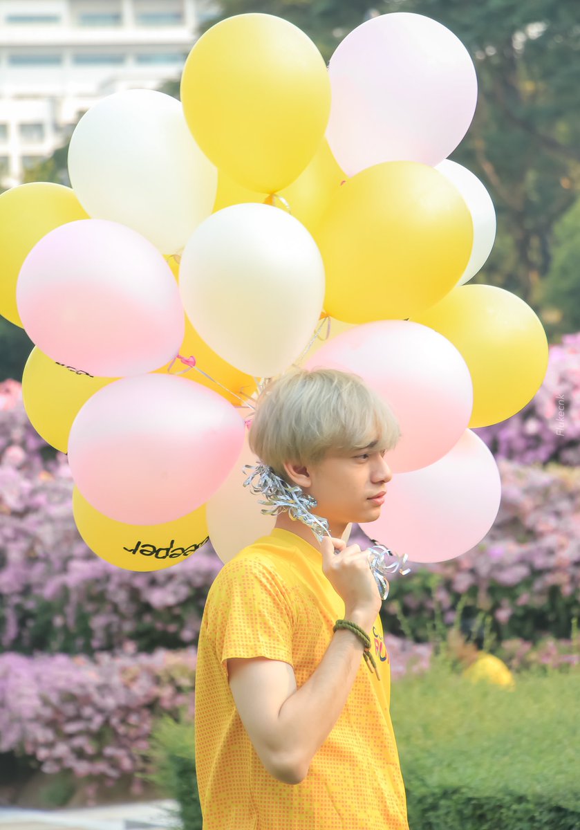 aIr6zW3J1HmDmb3's tweet photo. เด็กชาย กิตติภัทรและลูกโป่งของเขา 👶🎈

#CUSCIRUN2020 #CUSCIRUN2020xKaownah 
#ก้าวหน้าครับผม #kaownah https://t.co/333S0XFynX https://t.co/KlRe7OeW8a