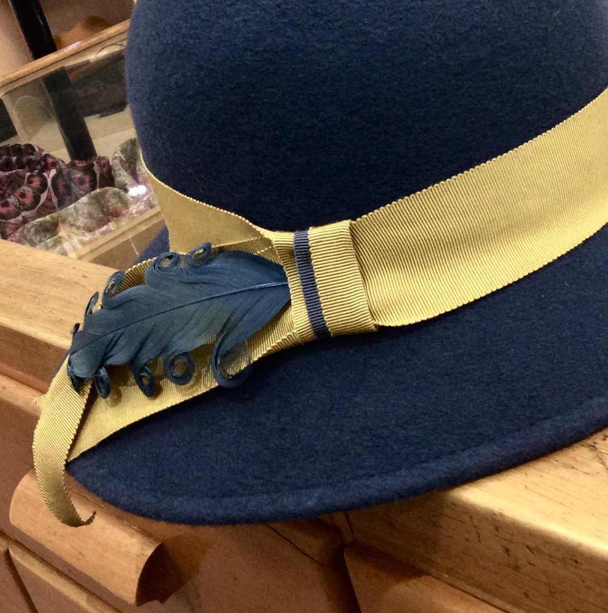 Fabhatrix's tweet image. It’s all in the detail! 
#feather #felthat #ladieshat #ladiesfashion #edinburghhats #edinburghshopping #hatheaven @Fabhatrix  #hatshop