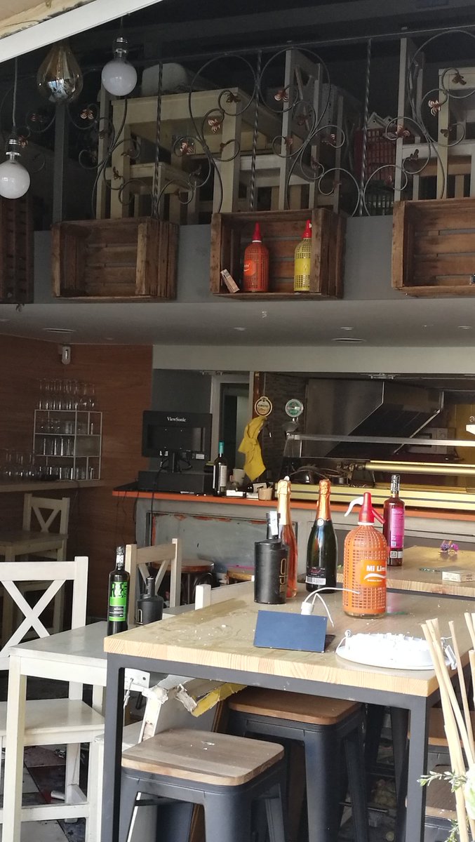 emesejota's tweet photo. El bar tiene dos plantas. Los bomberos comprueban la estabilidad de la planta superior y retiran cristales y otros materiales que han quedado dispersados por la zona #sucesos #Barcelona #Local #explosion https://t.co/6YOh8vQoYH