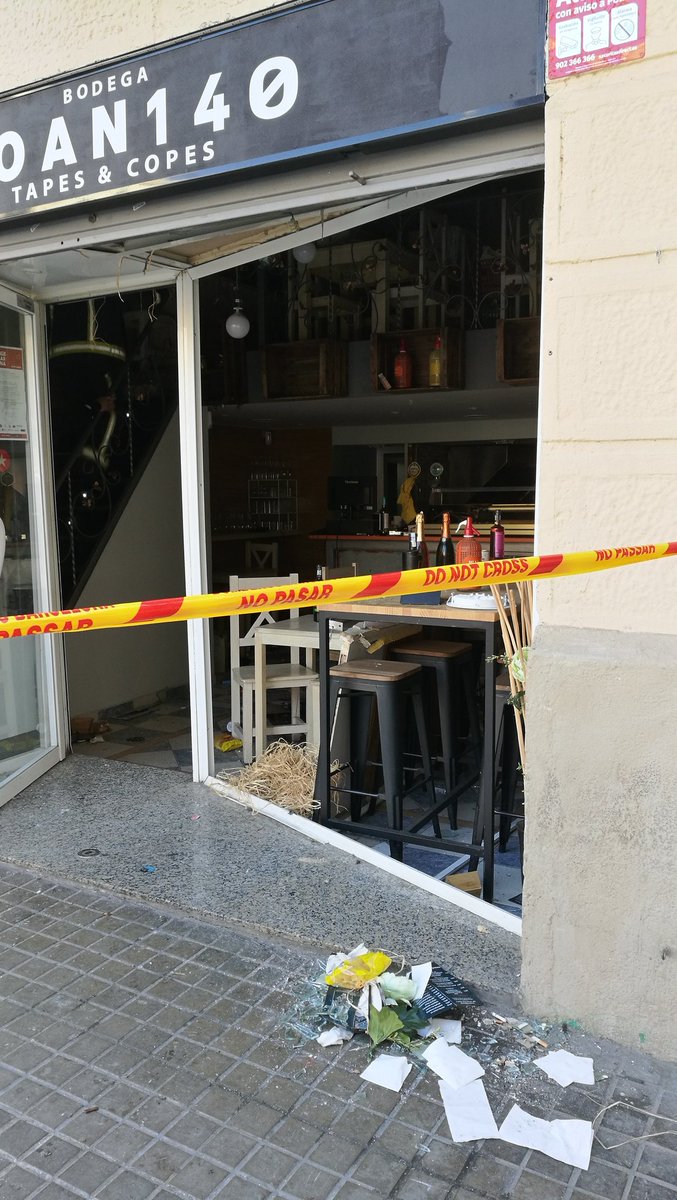 emesejota's tweet photo. El bar tiene dos plantas. Los bomberos comprueban la estabilidad de la planta superior y retiran cristales y otros materiales que han quedado dispersados por la zona #sucesos #Barcelona #Local #explosion https://t.co/6YOh8vQoYH