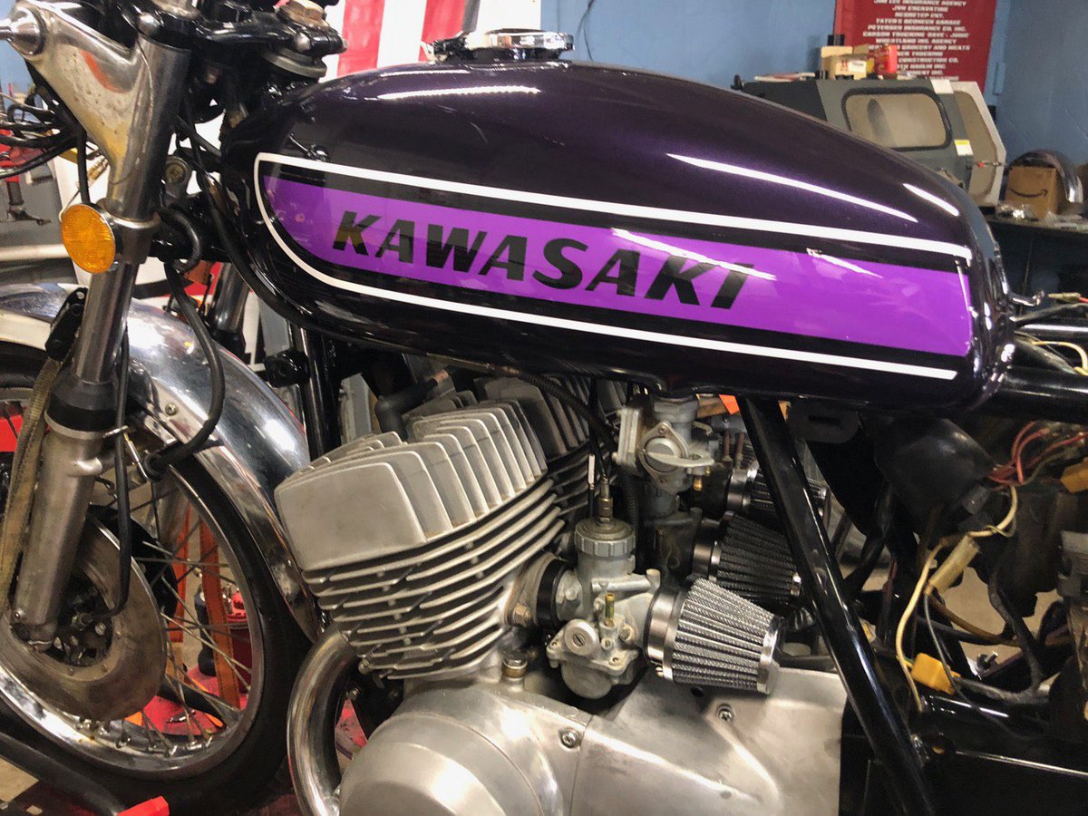 UsMotorcycle's tweet photo. 2/25日に1973年式初期型Z1, 1975年式Z1-B, 1975年式H2-Cの3台が日本に到着致します！��度の良い車両ばかりなので早い物勝ちです！かなりお得な価格でご案内しております！メッセージお待ちしております！

#旧車販売 #絶版車 #カワサキ #750SS #マッハ3 #個人輸入 #初期型 #旧車 #カワサキz1 #z1 https://t.co/4rhuqYzfgM