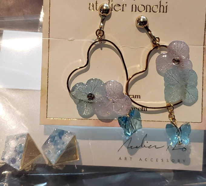ハンドメイドのイヤリング
アオイちゃんぽいの見つけたよ嬉しい!
本物の花を使ってるって!
すごい 