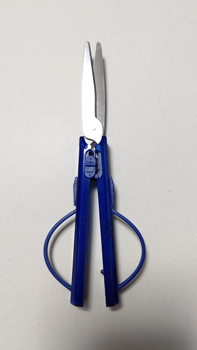 bunbouger's tweet photo. バリバリにギミックが仕込まれてる"変形型ガジェットはさみ"G-SLIM✂️
真ん中の開閉ロックがポイントで、刃を開いたままロックすると角度が固定できて紙をスーーーッと切れます✨
包丁のように細かい研磨をしたノンレジスタンス刃が抜群の切れ味を実現🔪
#GSLIM #はさみ #文房具ステーション https://t.co/WuT4ZPMDbm