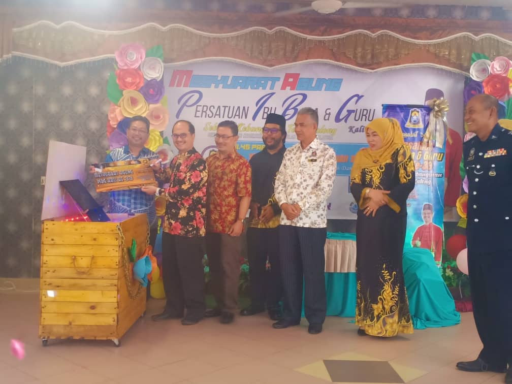 tengkuzulpuri's tweet photo. 22.2.2020 Merasmikan Mesyuarat Agung PIBG SK Teluk Kalong, Kemaman

Terima kasih warga SK Teluk Kalong https://t.co/rps0I2D3AV