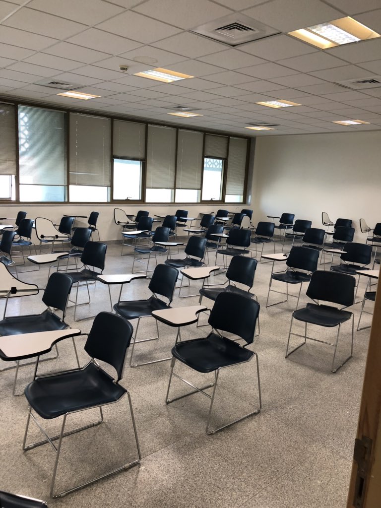 mh_awadi's tweet photo. معقولة :
حتى الجامعات يتم
الاتفاق بين الطلبة على أن
الأحد والإثنين لن يداوم أحد!
ويستخدمون مقولة وحيلة :
(كل الدكاترة اعتذروا إلا أنت)!
ويقذفونها في وجوه الدكاترة
فيفسدون صورة الأساتذة
ويشعرون من يداوم منهم بالغربة!
ثقافة عجيبه!
هل يعجز المجتمع ومؤسساته عن حل هذه الآفة المتنامية؟ https://t.co/kPQSz3WaTi