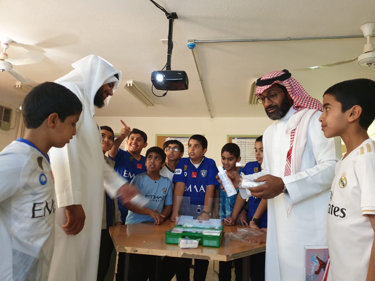 alyarmuk20172's tweet photo. اقام منسق الأمن والسلامة بالمدرسة فايز علي القريوي بالتنسيق مع مسؤول وحدة الإرشاد برنامج في مدرستي مسعف يوم الثلاثاء ١٤٤١/٦/١٧ بمتابعة من قائد المدرسة ووكيل المدرسة رئيس لجنة الأمن والسلامة الأستاذ خالد بن نايف ومتابعة من مشرف الأمن والسلامة بمكتب الوسط الأستاذ عبدالرحمن بن مقبل https://t.co/9MNwFGX99l