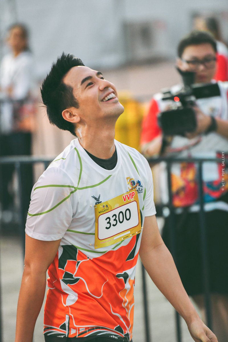 with_pope's tweet photo. เคยสบประมาทว่าลุงจะวิ่งแค่ 300 เมตร แล้วขึ้นรถตู้ 5555 วันนี้อยากคลานเข่าพร้อมพานพุ่มเข้าไปกราบขอขมาแทบตักของลุงด้วยความสำนึกผิดเลยทีเดียว วิ่ง 5 กม. ไม่พัก เห็นช่วงนี้ตีแต่กอล์ฟ  เอาเวลาไหนไปซ้อมเนี้ยยยย พ่อคนเก่ง #popezaap #50thCh3CharityInfinityRun #ch3infinityrunxPOPE https://t.co/9kLqahgBh0