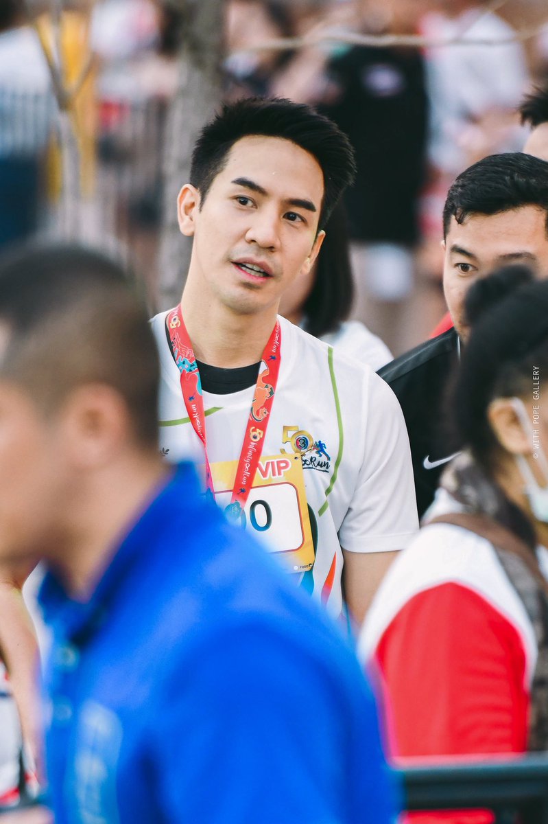with_pope's tweet photo. เคยสบประมาทว่าลุงจะวิ่งแค่ 300 เมตร แล้วขึ้นรถตู้ 5555 วันนี้อยากคลานเข่าพร้อมพานพุ่มเข้าไปกราบขอขมาแทบตักของลุงด้วยความสำนึกผิดเลยทีเดียว วิ่ง 5 กม. ไม่พัก เห็นช่วงนี้ตีแต่กอล์ฟ  เอาเวลาไหนไปซ้อมเนี้ยยยย พ่อคนเก่ง #popezaap #50thCh3CharityInfinityRun #ch3infinityrunxPOPE https://t.co/9kLqahgBh0