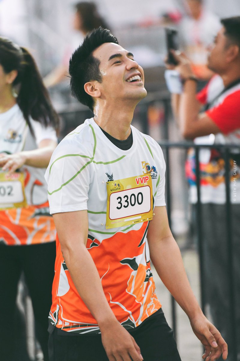 with_pope's tweet photo. เคยสบประมาทว่าลุงจะวิ่งแค่ 300 เมตร แล้วขึ้นรถตู้ 5555 วันนี้อยากคลานเข่าพร้อมพานพุ่มเข้าไปกราบขอขมาแทบตักของลุงด้วยความสำนึกผิดเลยทีเดียว วิ่ง 5 กม. ไม่พัก เห็นช่วงนี้ตีแต่กอล์ฟ  เอาเวลาไหนไปซ้อมเนี้ยยยย พ่อคนเก่ง #popezaap #50thCh3CharityInfinityRun #ch3infinityrunxPOPE https://t.co/9kLqahgBh0