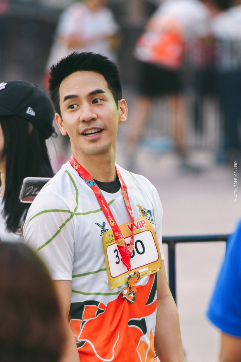 with_pope's tweet photo. เคยสบประมาทว่าลุงจะวิ่งแค่ 300 เมตร แล้วขึ้นรถตู้ 5555 วันนี้อยากคลานเข่าพร้อมพานพุ่มเข้าไปกราบขอขมาแทบตักของลุงด้วยความสำนึกผิดเลยทีเดียว วิ่ง 5 กม. ไม่พัก เห็นช่วงนี้ตีแต่กอล์ฟ  เอาเวลาไหนไปซ้อมเนี้ยยยย พ่อคนเก่ง #popezaap #50thCh3CharityInfinityRun #ch3infinityrunxPOPE https://t.co/9kLqahgBh0