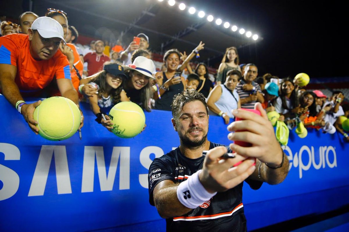 chda7777's tweet photo. Some lucky fans got selfie with Stan after his practice match with Rafa #Nadal on Saturday ๐๐ฆ๐๐ฅ๐คณ๐ฒ๐ฝโฅ๏ธ #AMT2020 #Acapulco #SelfieKing #StanTheGentleman #PopularMan #StanSmile #Wawrinka ๐ฅ (pic via @AbiertoTelcel) https://t.co/wYXt4eyOHf