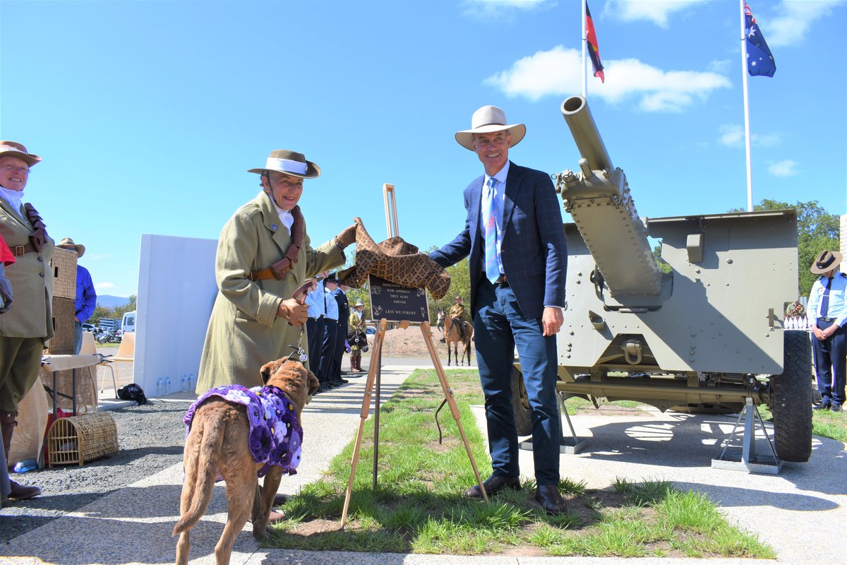 Minister <a href="/GuyBarnett/">Guy Barnett</a> unveiled a plaque today to honour those animals lost at war. Organised by Terese Binns, she said the Tasmanian-first event was marvelous, but at times overwhelming. Also - how cute is Coco's purple poppy vest? #WarAnimalDay <a href="/ExaminerOnline/">The Examiner</a> #politas