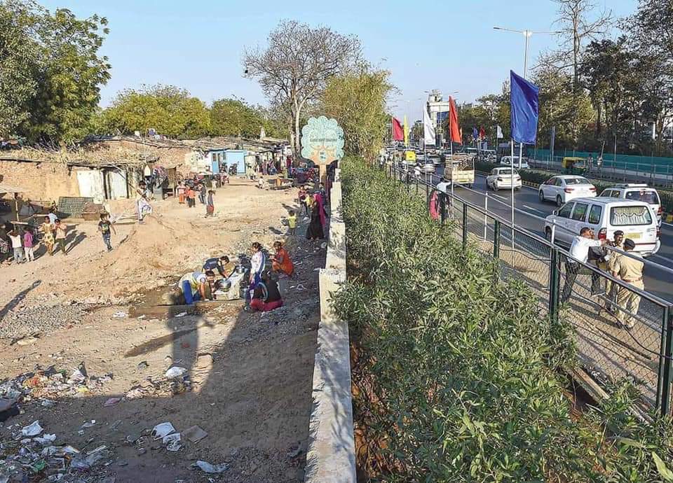 LeftTurn0's tweet photo. Hello @realDonaldTrump JFYI, this is our great Indian wall. Ask @narendramodi or Ahmedabad municipal council for further details. https://t.co/Nm0SgXMHER