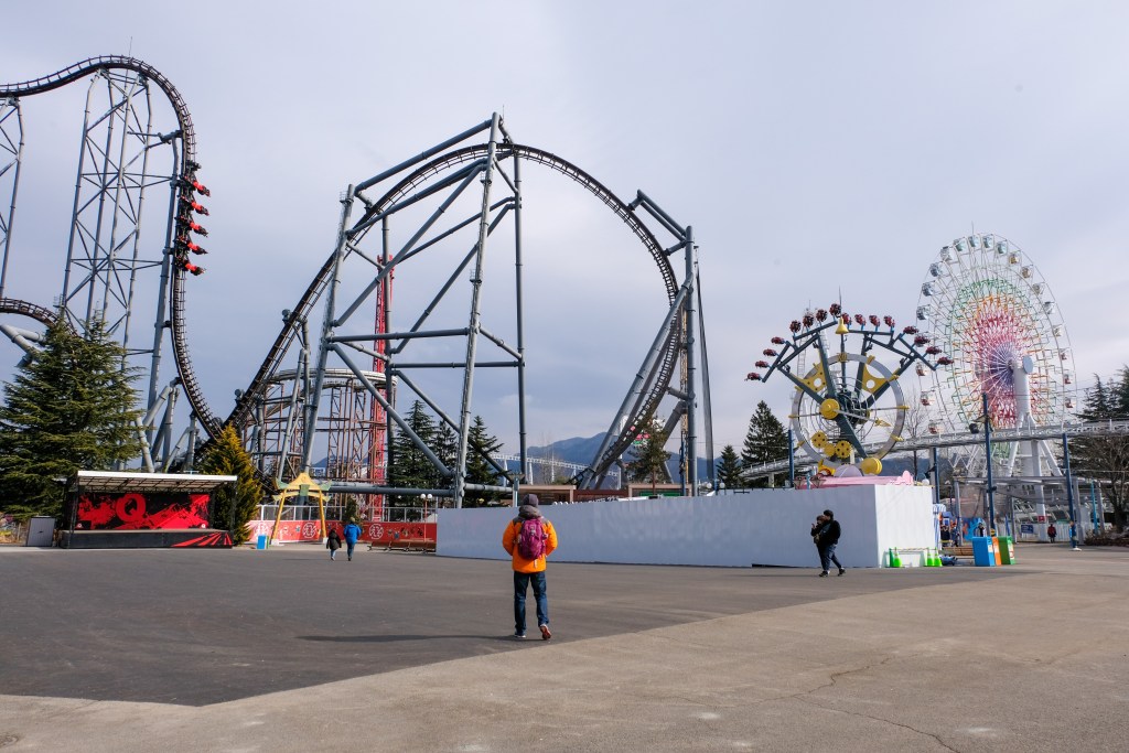 How To Get To Fuji Q Highland from Tokyo – Highway Bus, Train or Rental Car? exploringkiwis.com/how-to-get-to-…