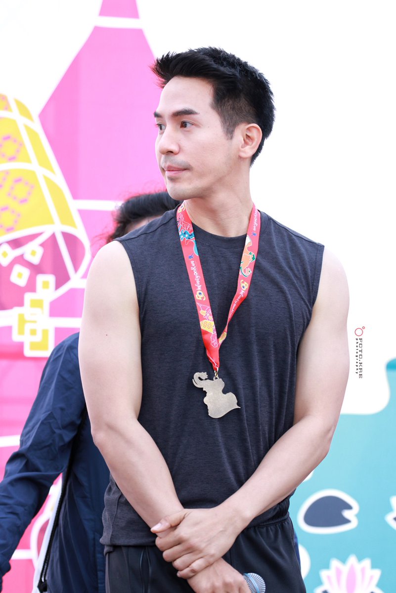 24March18's tweet photo. คือพี่ตั้งใจใส่เสื้อโชว์กล้ามมาเอาใจแฟนแหละดูออก​ #popezaap https://t.co/m626TACIMR
