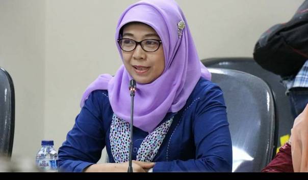 KompasTV's tweet photo. Bilang Perempuan Bisa Hamil Berenang dengan Laki-laki, Ini Sosok Komisioner KPAI Sitti Himawaty https://t.co/yiuLjDVxOF https://t.co/QJs9U09Ei3