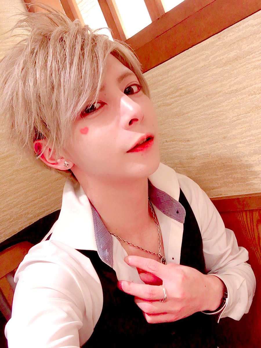 Uzivatel イケてる明太子 Na Twitteru 昨日はこうすけのbirthdayに 沢山の御来店有難う御座いました コンセプトが昔のホストで全員スジ盛りの中しっかりとホストクラブを 楽しんで頂ける様に務めましたが うちの蓮くんが気合い入り過ぎて勝てなかったです スジ