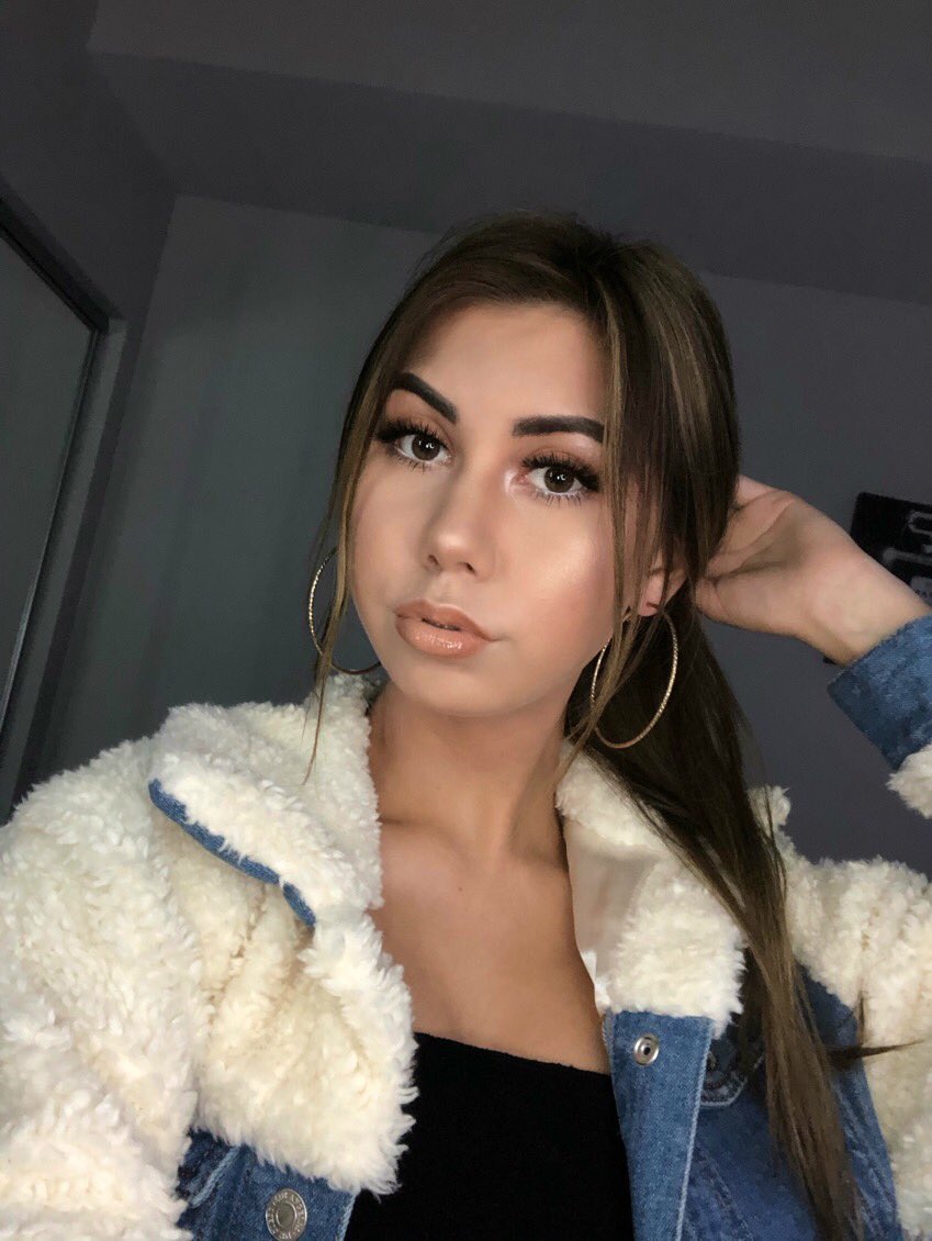sarameyerr_'s tweet photo. L8 night https://t.co/qskYhCfyVx