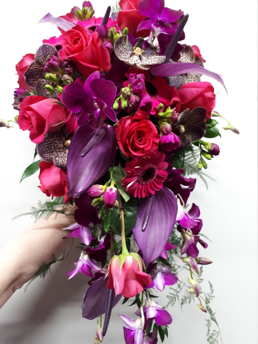 KayeSouter's tweet photo. Now loading the van &amp; off to @WhersteadPark for today's @suffolkwedshow see you there from 10.30am! We'll be in The Atrium with all our lovely fresh flower designs #suffolkflorist #suffolkwedding #weddingflowers https://t.co/5mYB9rfKGl