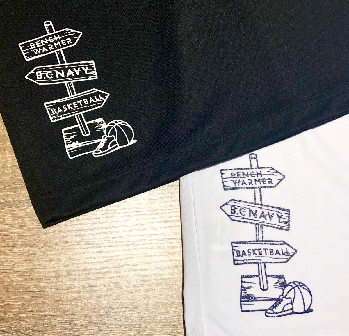 パワーハウス横浜 商品紹介 Bench Warmer のtシャツ 矢印のデザインがおしゃれ 裏にもワンポイントデザインが ただ今団体割が行われています 是非練習後などにお越しください