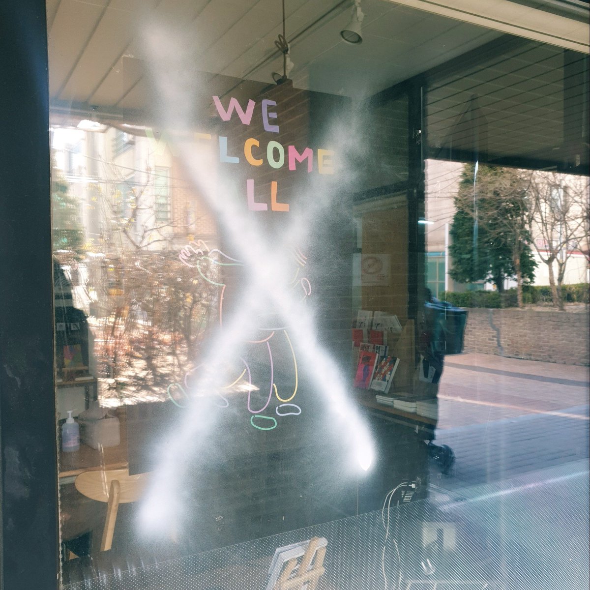 정말 오랜만에 깊은 빡침이 올라오네요. 앞으로 인터뷰할 때 말할거리를 만들어주셔서 감사합니다? 경찰에 신고를 마쳤고 정말정말 잡아서 손해배상 꼭 받고 싶네요. 당분간 책방꼴은 이 행태를 고발하기 위한 유리창 전시 퍼포먼스를 고민해보겠습니다. 
#책방꼴 #동성애가아니라 #재물손괴가죄다