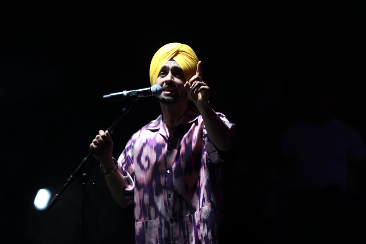 bookmyshow's tweet photo. Our favorite ‘Pagg Wala Munda’ stole our hearts last night with some heavy weight Bhangra moves! @diljitdosanjh  you rocked it. 😍

#DiljitDosanjh #Mumbai #BookMyShow #BMSEvents #ItAllStartsHere https://t.co/urmTTOWDNC
