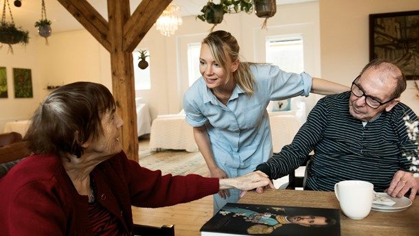 mandagmorgen's tweet photo. Flere kommuner eksperimenterer i øjeblikket med en markant nytænkning af styringen af den offentlige sektor.

Nu er det vigtigt, at regeringen holder fingrene væk, skriver @KnudsenLisbeth: 

"Kommunerne har brug for større manøvrerum."

https://t.co/ddEd9I3Uim

#dkpol #kompoldk https://t.co/fhqiUYOXKb