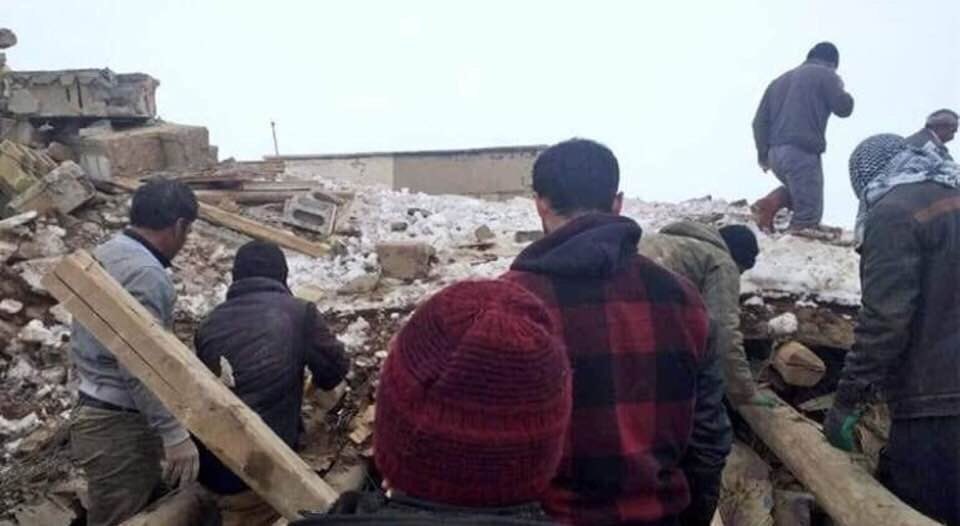 İran'da meydana gelen 5.9 şiddetindeki #deprem'de Van/Başkale ilçemizde 8 vatandaşımız vefat etmiş, 21 vatandaşımızda yaralanmıştır. Vefat eden kardeşlerimize Allah'tan rahmet, yaralılara acil şifalar diliyorum. 
#Baskale #Van #Deprem