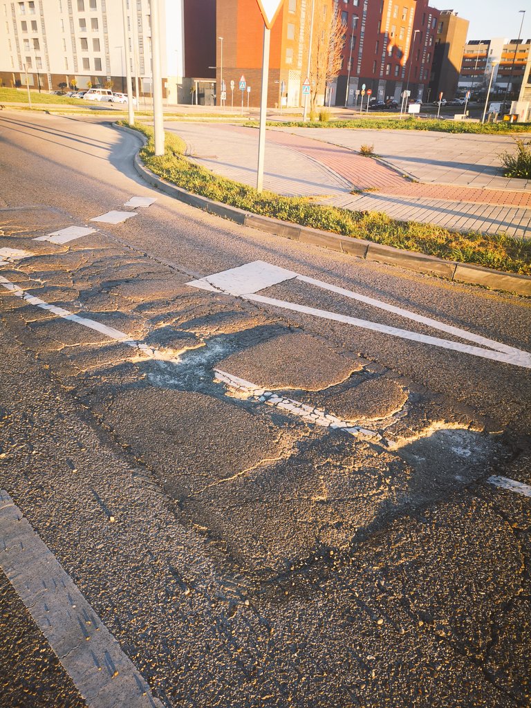 VecinosAlcorcon's tweet photo. Por favor @c_mantenimiento una solución para estos baches de Naciones Unidas con Alfredo Nobel. Muchas gracias https://t.co/Yrn4x2bqkt