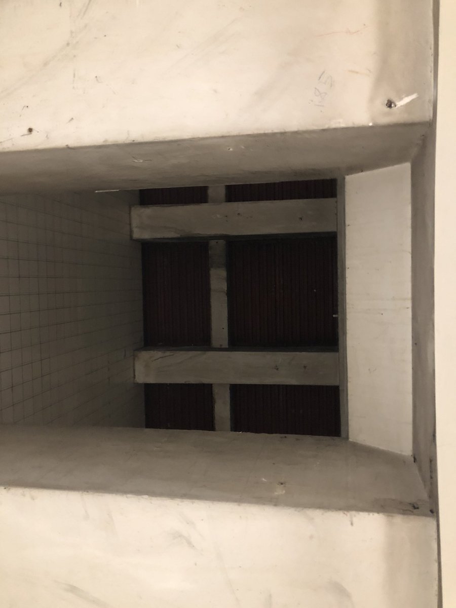 たこ焼き先輩 こちらは地下の明かり取り窓 かつてはガラス敷の歩道から光を取り入れて 壁に反射させて地上光を地下に取り入れていたようです そのため壁が斜めになっていてかつガラス質のタイルになっているのがポイント