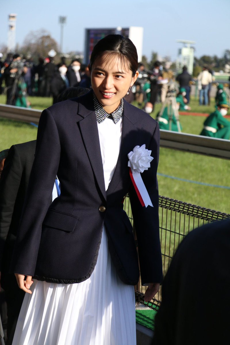 DD_flanker's tweet photo. 2020/2/23
フェブラリーステークス
東京競馬場
ゲストプレゼンター：川口春奈さん

表彰式終わって安心したのか、お茶目な(死語)川口さん。

#フェブラリーステークス 
#フェブラリーS 
#東京競馬場
#川口春奈
#麒麟がくる 
#帰蝶 https://t.co/rT51Dmhnzx