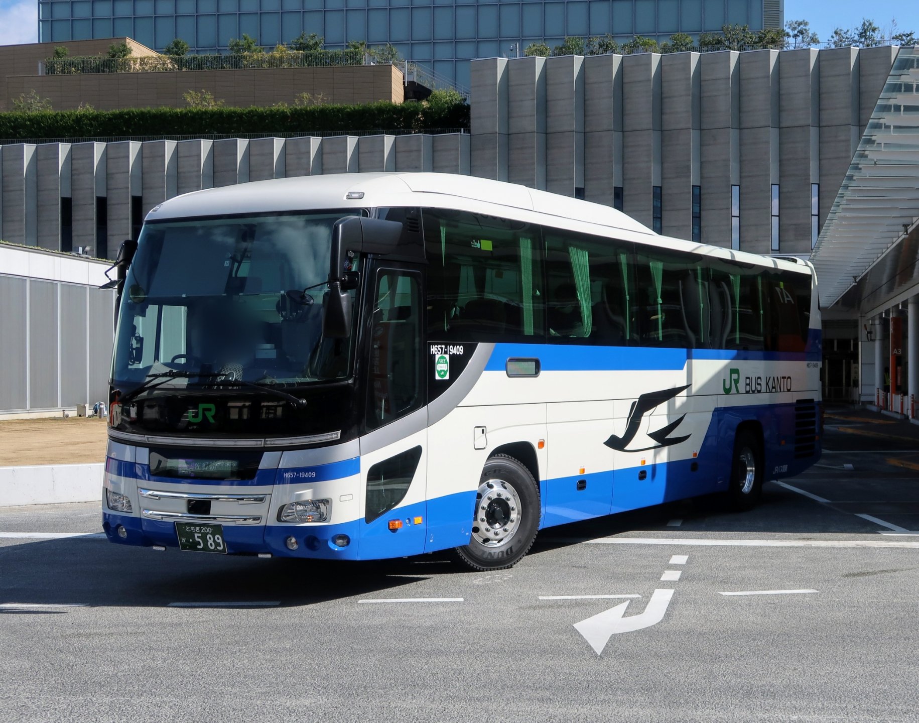 むすまる マロニエ新宿号 7号 に入っていたジェイアールバス関東佐野支店の19年式新車 H657 号車 型式不明 です せっかくのフルカラーled式行先表示 全固定窓仕様なのに アングルも幕も微妙になっちゃった それと 座席はハイグレードワイド