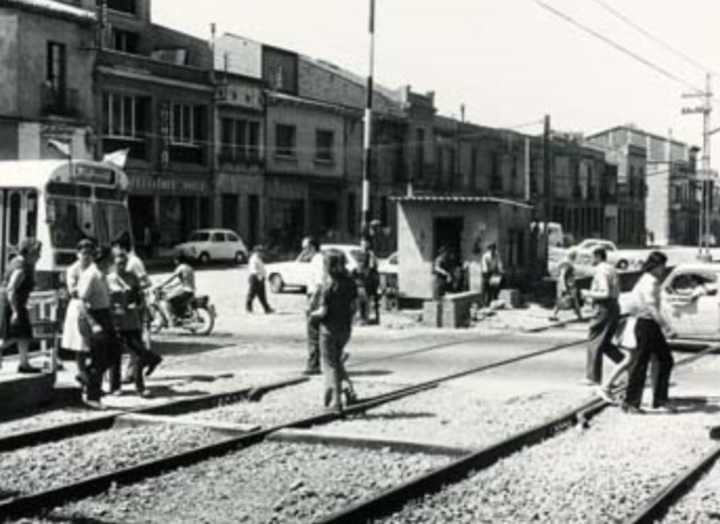 Durant més de 100 anys a #Sabadell la via del tren era formalment i informalment molt més permeable alhora de connectar els barris que no pas ho és avui la #GranViaSbd 

Obviament cap dels passos a nivell urbans passarien avui el mínim requisit de seguretat per als veïns/es.