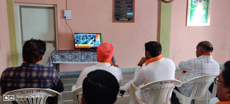 RuparelPrem's tweet photo. "मन की जो बात है, वो लोगो तक पहुचाए,
लोगो का भला करके ही, देश को आगे बढ़ाए।।
मान श्री प्रधानसेवकजी @narendramodi जी की 'मनकी बात'।।सांसद श्री @VinodChavdaBJP
जी के साथ।
#dayapar #kutch
#MannKiBaat https://t.co/URT6g0padH