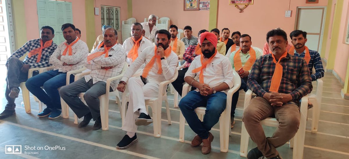 RuparelPrem's tweet photo. "मन की जो बात है, वो लोगो तक पहुचाए,
लोगो का भला करके ही, देश को आगे बढ़ाए।।
मान श्री प्रधानसेवकजी @narendramodi जी की 'मनकी बात'।।सांसद श्री @VinodChavdaBJP
जी के साथ।
#dayapar #kutch
#MannKiBaat https://t.co/URT6g0padH