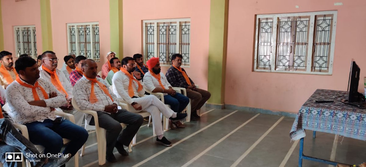 RuparelPrem's tweet photo. "मन की जो बात है, वो लोगो तक पहुचाए,
लोगो का भला करके ही, देश को आगे बढ़ाए।।
मान श्री प्रधानसेवकजी @narendramodi जी की 'मनकी बात'।।सांसद श्री @VinodChavdaBJP
जी के साथ।
#dayapar #kutch
#MannKiBaat https://t.co/URT6g0padH