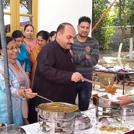 AnkitVaid20's tweet photo. Today Senior BJP Leader Sh. Munish Sharma ji distributed bhandara among the people at ward Number 38 Janipur Jammu West Assembly Constituency alongwith Smt. Darshna Devi Ex. Corporator.  
#हर_हर_महादेव
#बम_बम_बोले https://t.co/H2ncwd6mMo