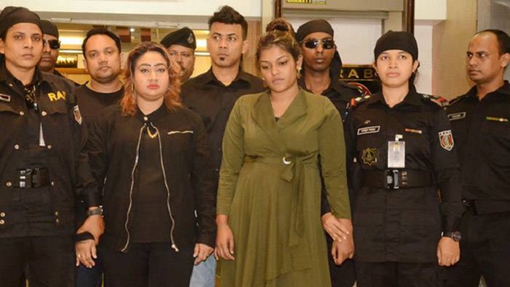 dnn.news/archives/3399 

প্রতিদিন আড়াই লাখ টাকা মদের বিল দেন যুবলীগ নেত্রী পাপিয়া!