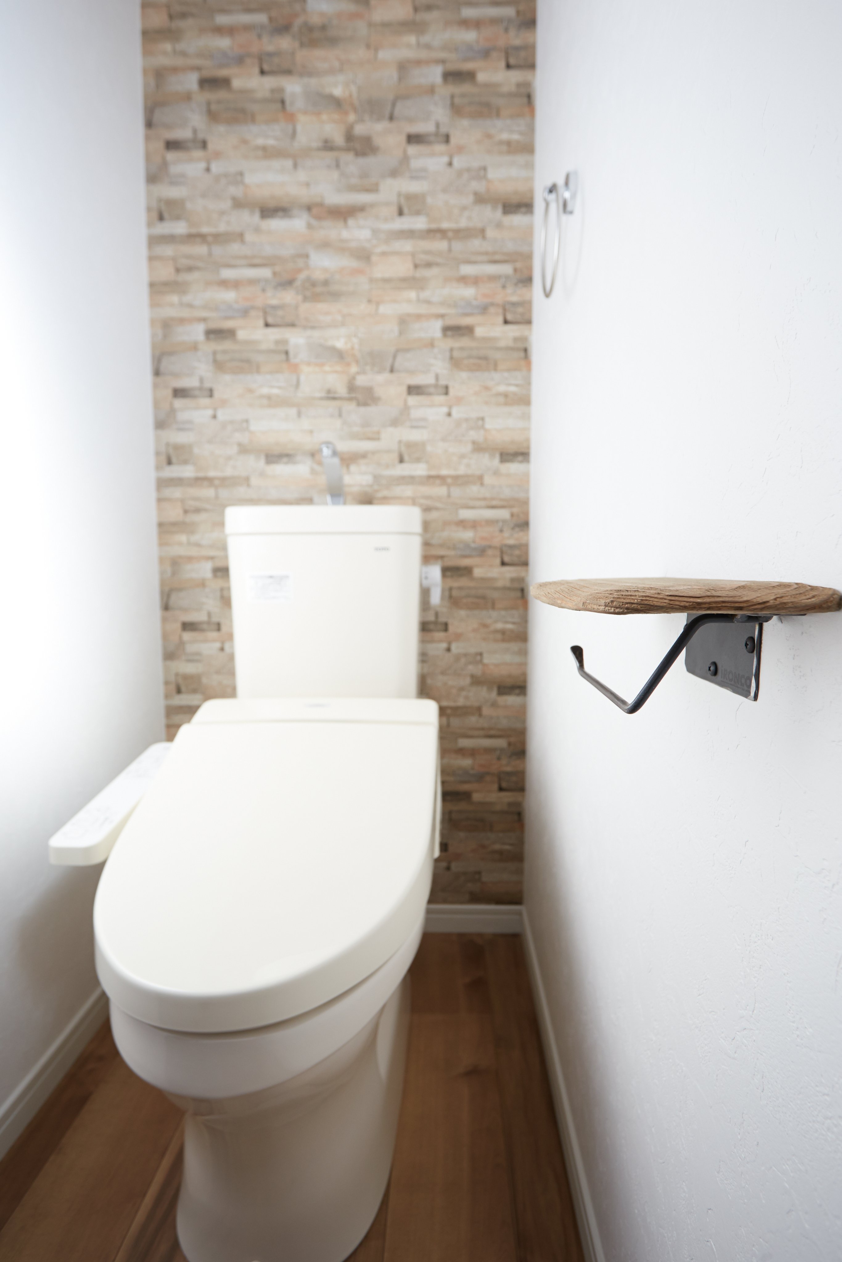 こだわり工務店そうしん 近鉄草津ショールーム トイレの奥の壁をアクセントクロスにすると 色のコントラストで奥行きが感じられますね ˆ ˆ こだわり工務店そうしん 新築 注文住宅 マイホーム トイレ アクセントクロス おしゃれさんと繋がり