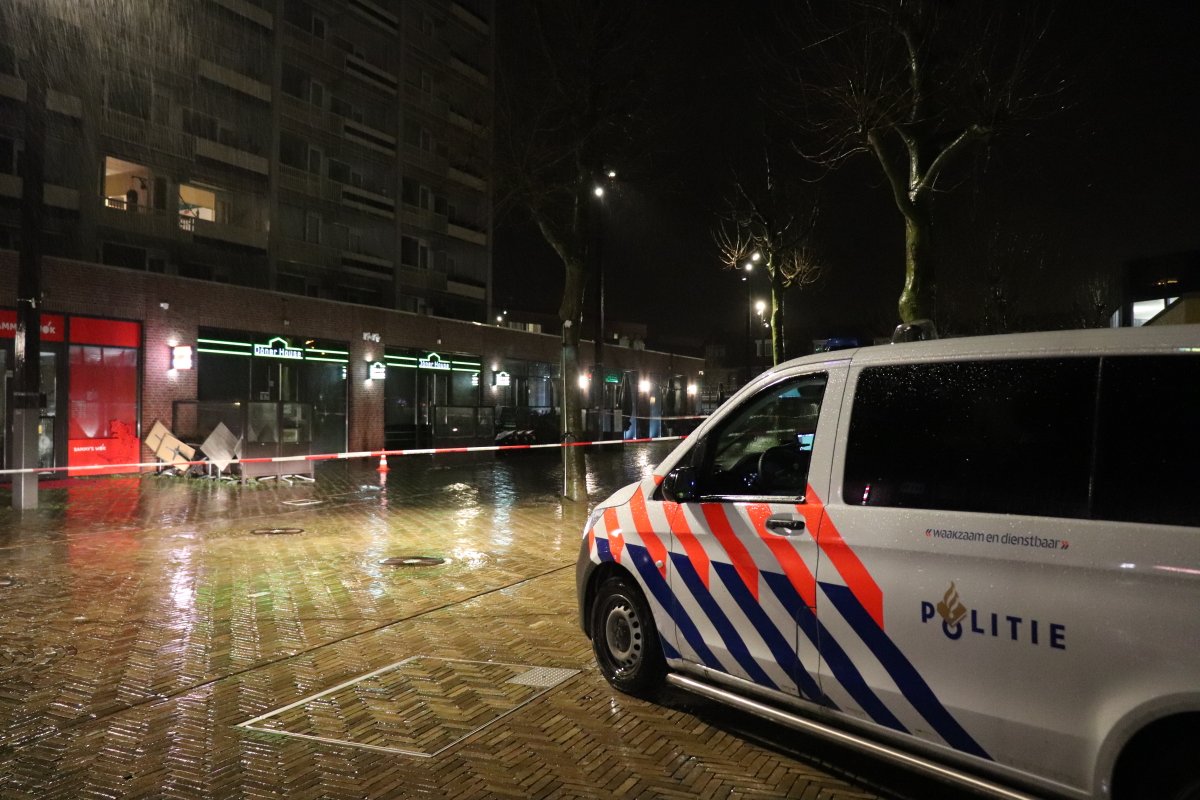 martindamen58's tweet photo. #Eethuis #beschoten in #Diemen. De melding van de #Schietpartij op Dรถner House op het Diemerplein kwam vannacht om 04.20 uur binnen via het #persalarm 2000. Vier kogel inslagen in raam plaats delict afgezet sporenonderzoek #forensiche opsporing. Schutter spoorloos. @Politie_Adam https://t.co/zV1VzHfIHP