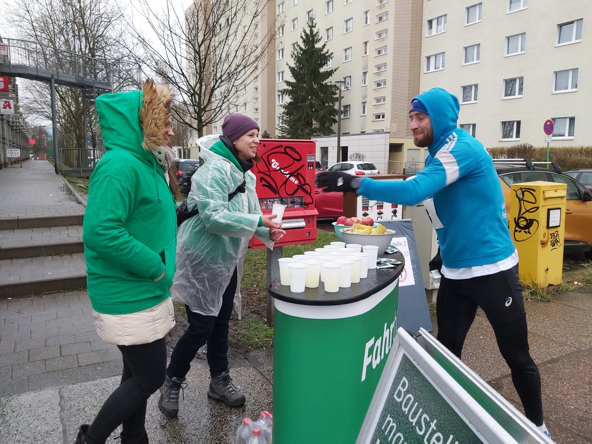 Die <a href="/mvbnet/">MVB - Magdeburger Verkehrsbetriebe</a> unterstützen den #Baustellenmarathon in #Magdeburg mit einem Verpflegungsstand an der Gleisbaustelle im Kannenstieg. <a href="/bama_md/">Magdeburger Baustellenmarathon</a>